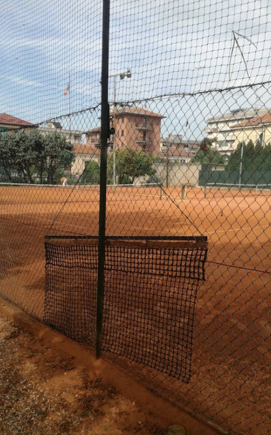 Dettaglio di un campo in terra rossa dello Sporting Club